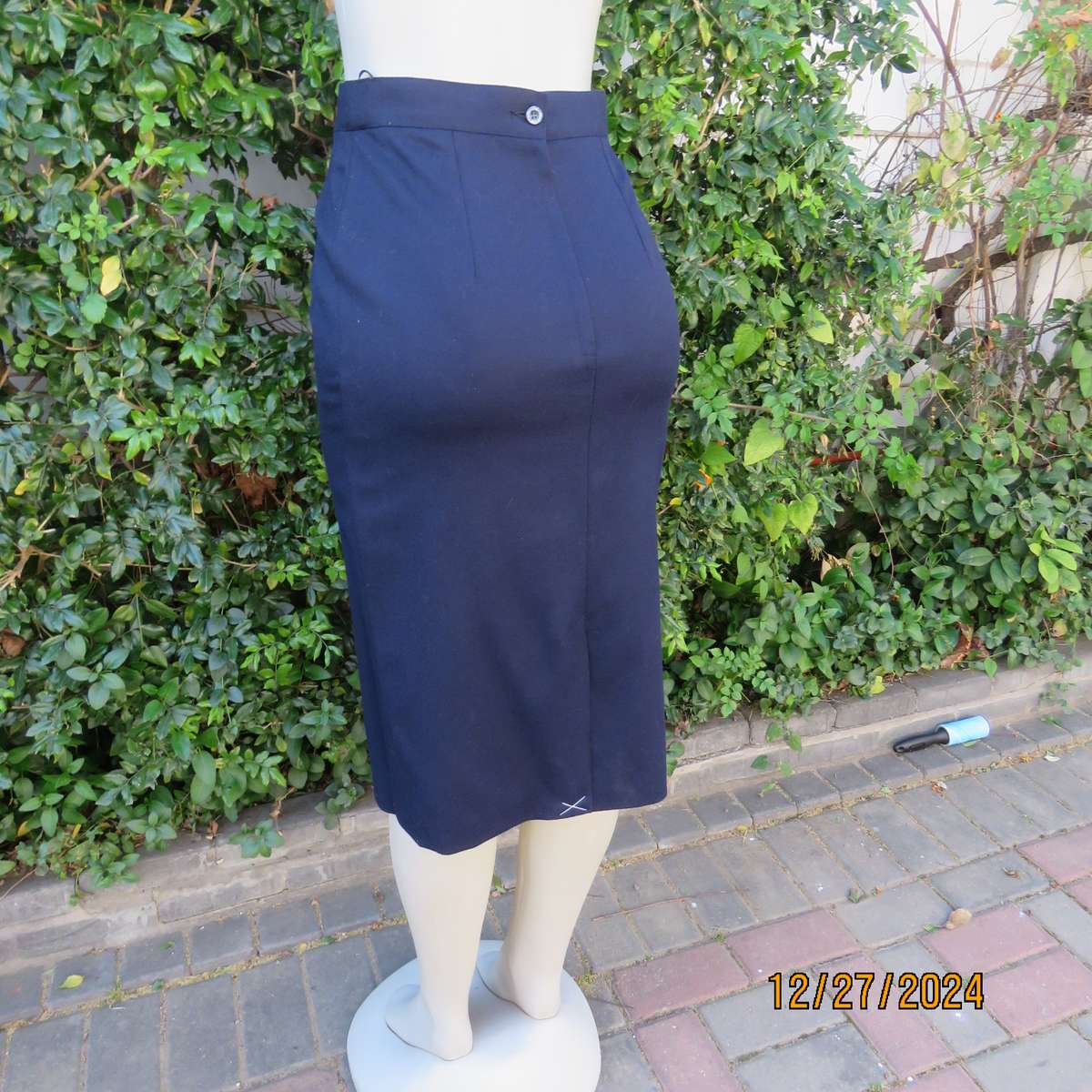 Absolute best quality pure new wool navy pencil lined skirt by DAKS of LONDON. Size 34.Brand new con