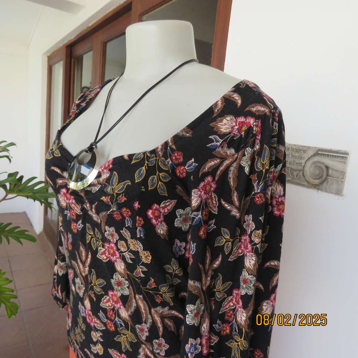 FOSHINI stretch rayon cropped slip over black floral top size 36.