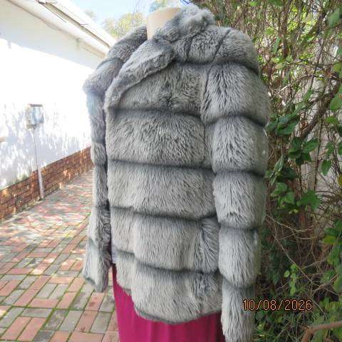 SEGAL known US faux fur open long sleeve grey jacket with collar and pockets size 32