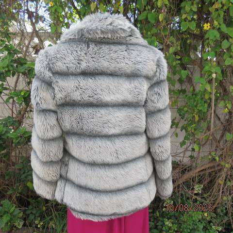 SEGAL known US faux fur open long sleeve grey jacket with collar and pockets size 32