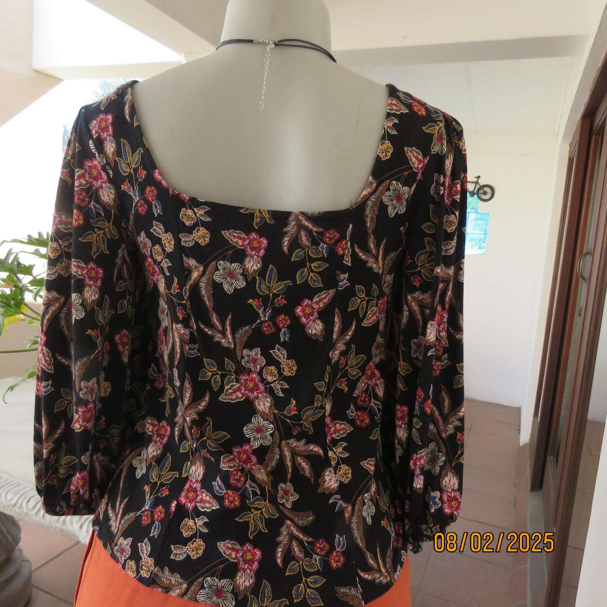 FOSHINI stretch rayon cropped slip over black floral top size 36.