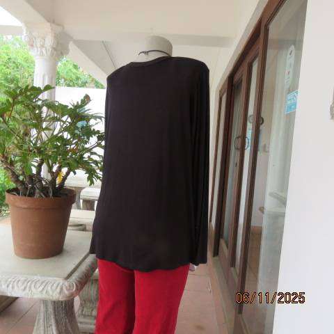 DONNA CLAIRE black viscose stretch long top with white front overlay size 44.