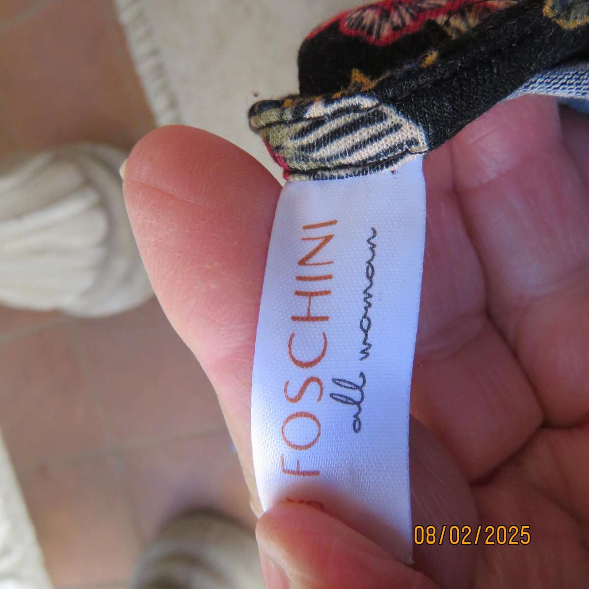 FOSHINI stretch rayon cropped slip over black floral top size 36.