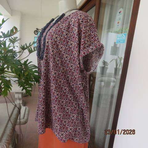 Ecru colour polycotton top with navy-cream-burnt orange graphic print. Tiny cut on sleeves. Size 46