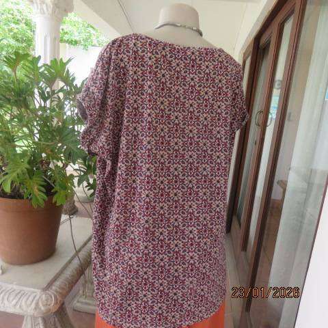 Ecru colour polycotton top with navy-cream-burnt orange graphic print. Tiny cut on sleeves. Size 46