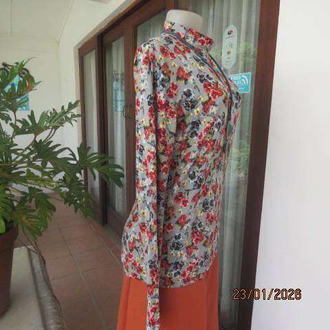 Sage green with crimson-yellow and sage floral print stretch polyester long sleeve top size 36-38