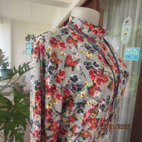 Sage green with crimson-yellow and sage floral print stretch polyester long sleeve top size 36-38