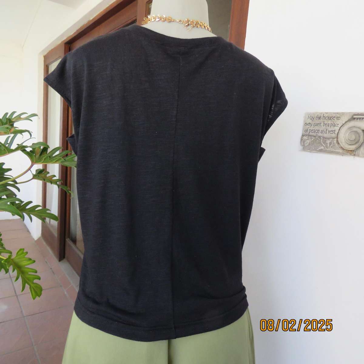 FASHION EXPRESS very black slip over V fringed front top size 38.