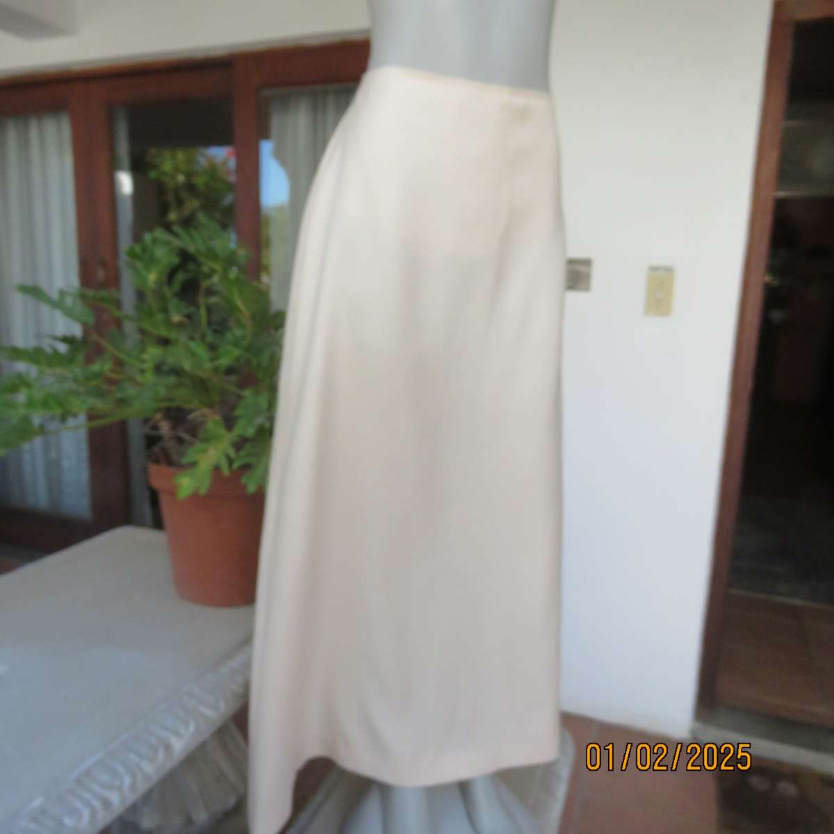 Maxi  A Line skirt in soft buttermilk colour satin/shiny inner. Size 38.Bandless.Back zip.As new