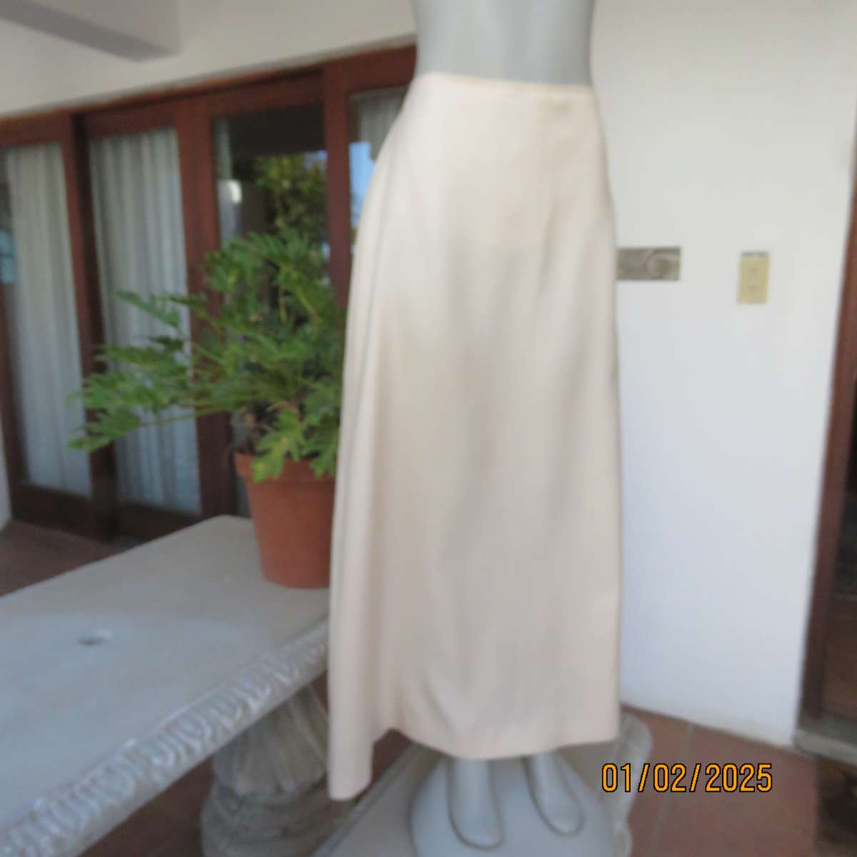 Maxi  A Line skirt in soft buttermilk colour satin/shiny inner. Size 38.Bandless.Back zip.As new