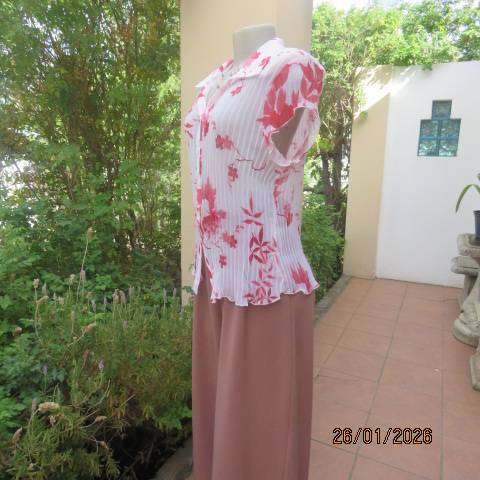 CONTEMPO white permanent pleated sheer polyester top with crimson floral pattern. Size 38