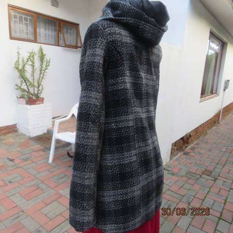 New Look black white grey long sleeve check lined jacket with hood and collar size 36