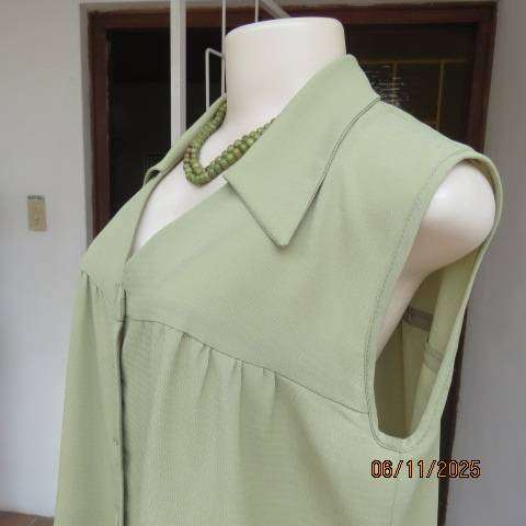 Avo green long button down textured polyester top with collar and yokes. Size 42