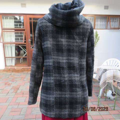 New Look black white grey long sleeve check lined jacket with hood and collar size 36