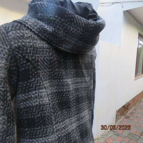 New Look black white grey long sleeve check lined jacket with hood and collar size 36
