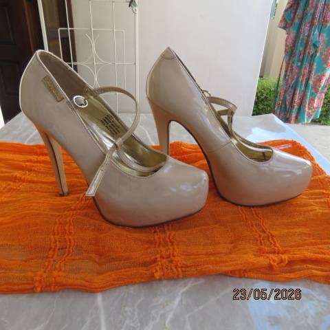 SISSY BOY cream patent leather platform stiletto shoes with T strap, size 5
