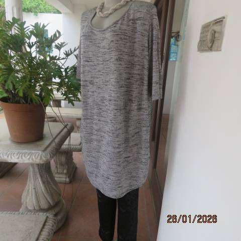 EXACT mottled silvergrey-black stretch polyester long slip over short sleeve top. Size 46