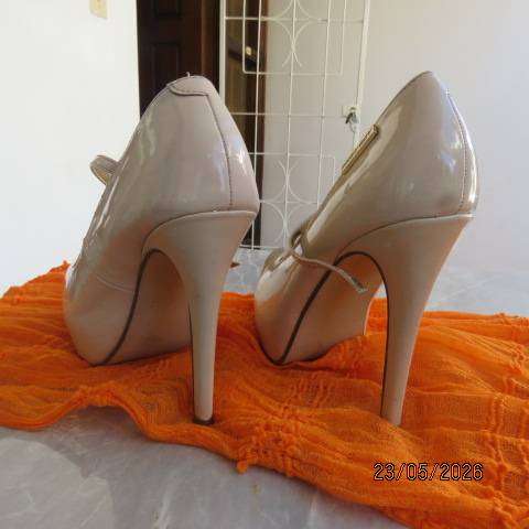 SISSY BOY cream patent leather platform stiletto shoes with T strap, size 5
