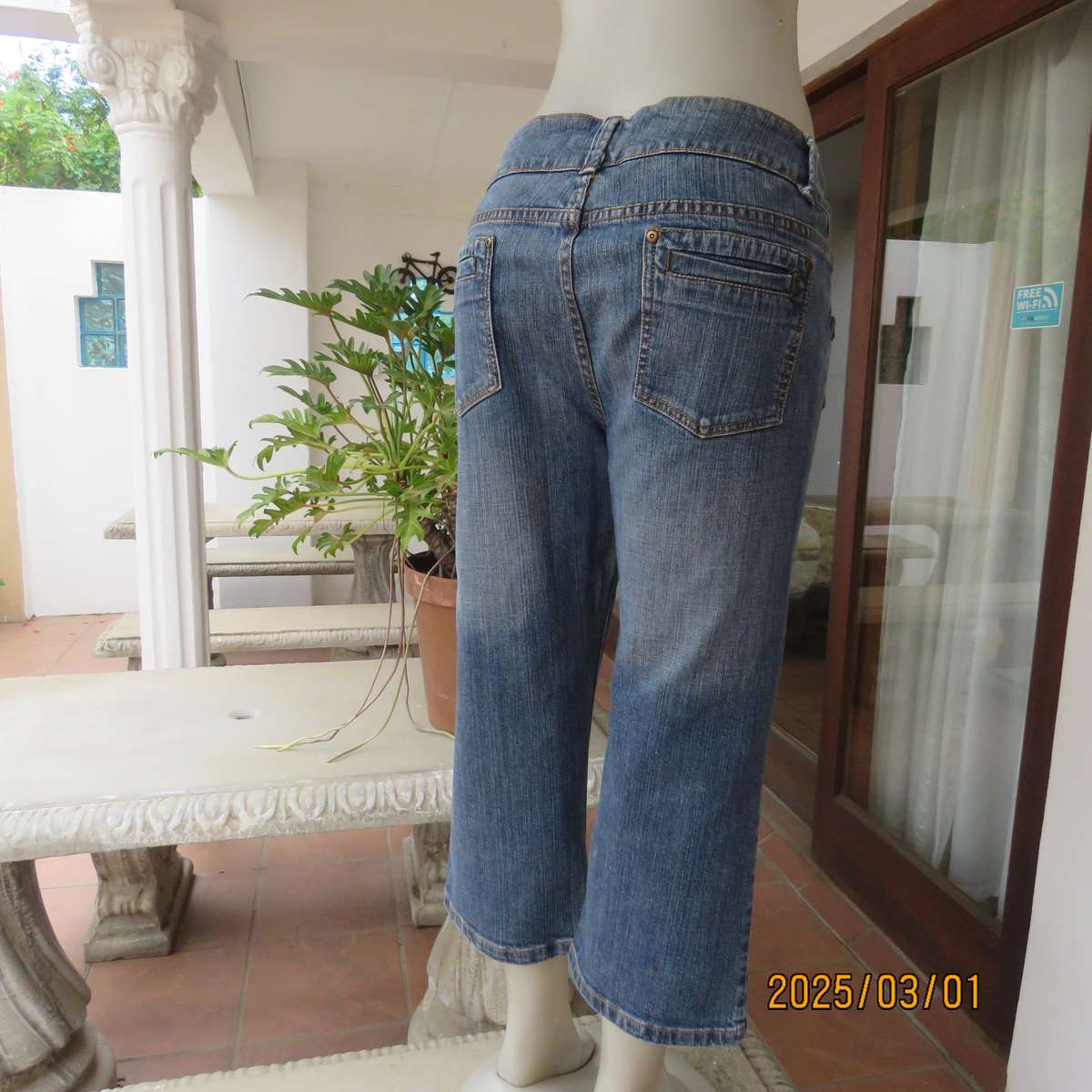 CHARTER CLUB blue denim cropped jeans. Size 38. Five front pockets. Two at back.Cotton stretch.