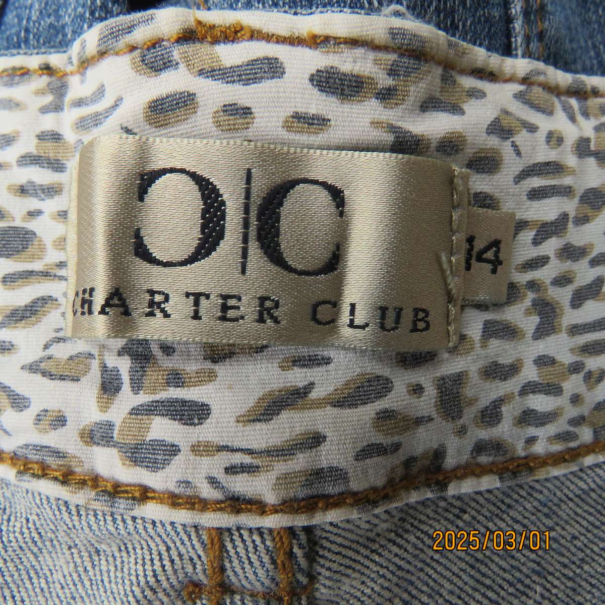 CHARTER CLUB blue denim cropped jeans. Size 38. Five front pockets. Two at back.Cotton stretch.