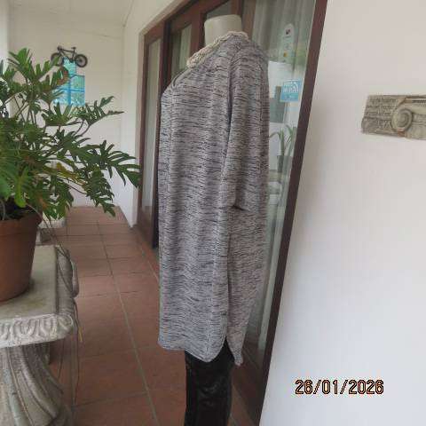 EXACT mottled silvergrey-black stretch polyester long slip over short sleeve top. Size 46