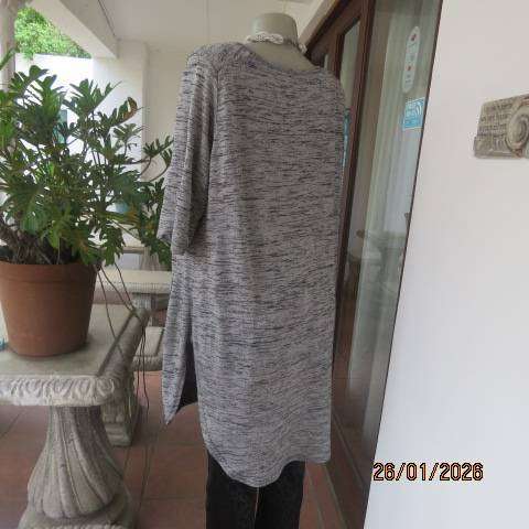 EXACT mottled silvergrey-black stretch polyester long slip over short sleeve top. Size 46