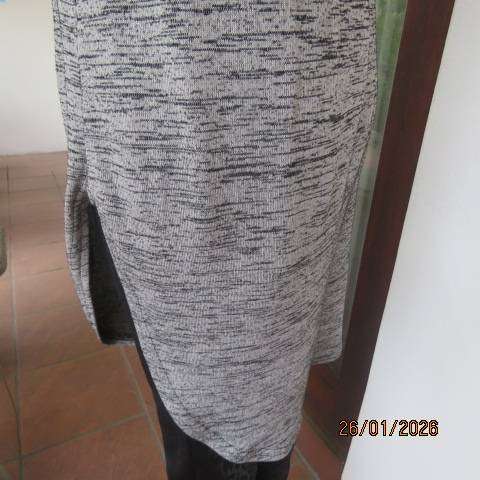 EXACT mottled silvergrey-black stretch polyester long slip over short sleeve top. Size 46