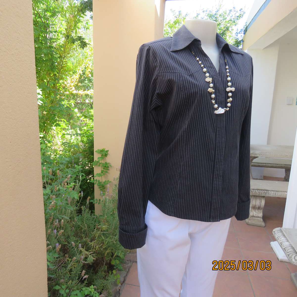 RE black-white pinstripe long sleeve stretch cotton top. Cowboy yokes. Size 36. Hidden button down.