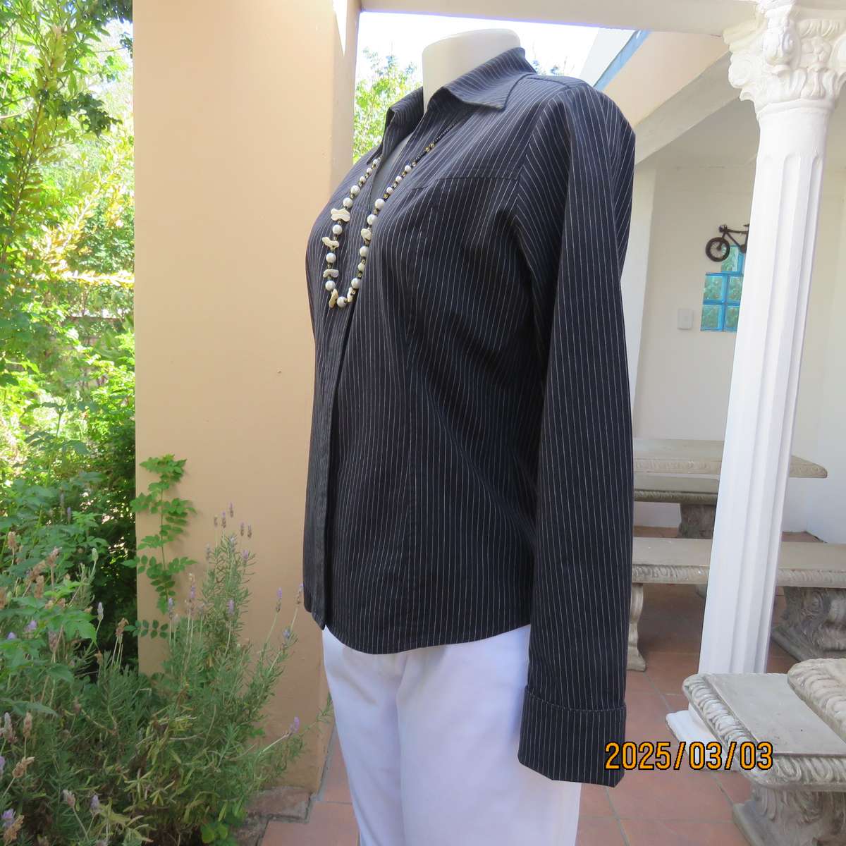 RE black-white pinstripe long sleeve stretch cotton top. Cowboy yokes. Size 36. Hidden button down.