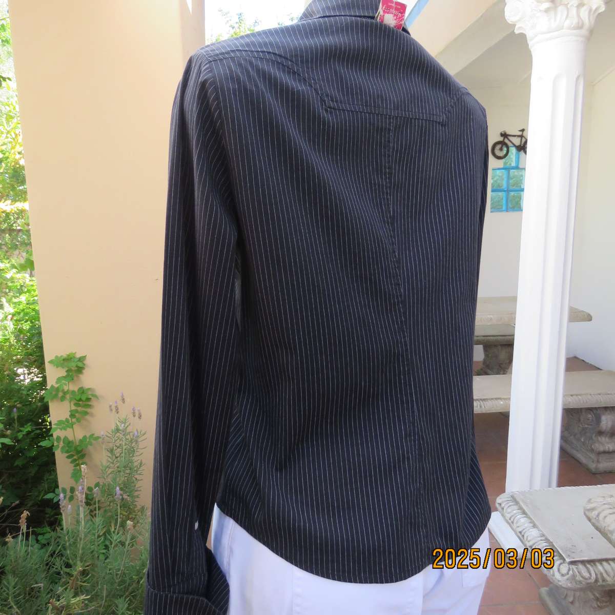 RE black-white pinstripe long sleeve stretch cotton top. Cowboy yokes. Size 36. Hidden button down.