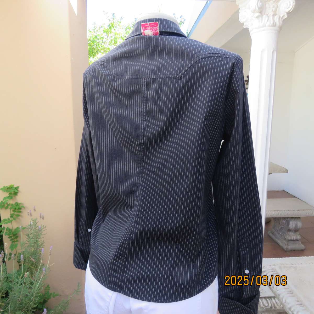 RE black-white pinstripe long sleeve stretch cotton top. Cowboy yokes. Size 36. Hidden button down.