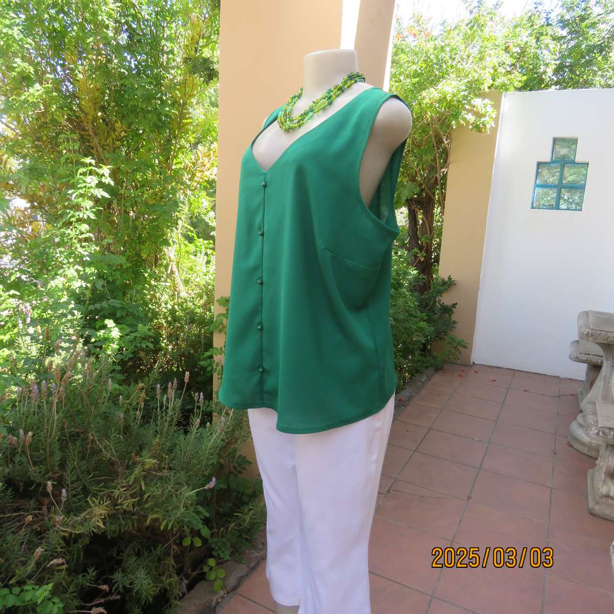 Cool grass green sleeveless V neck top size 42. In polyester. Tiny buttons on front.