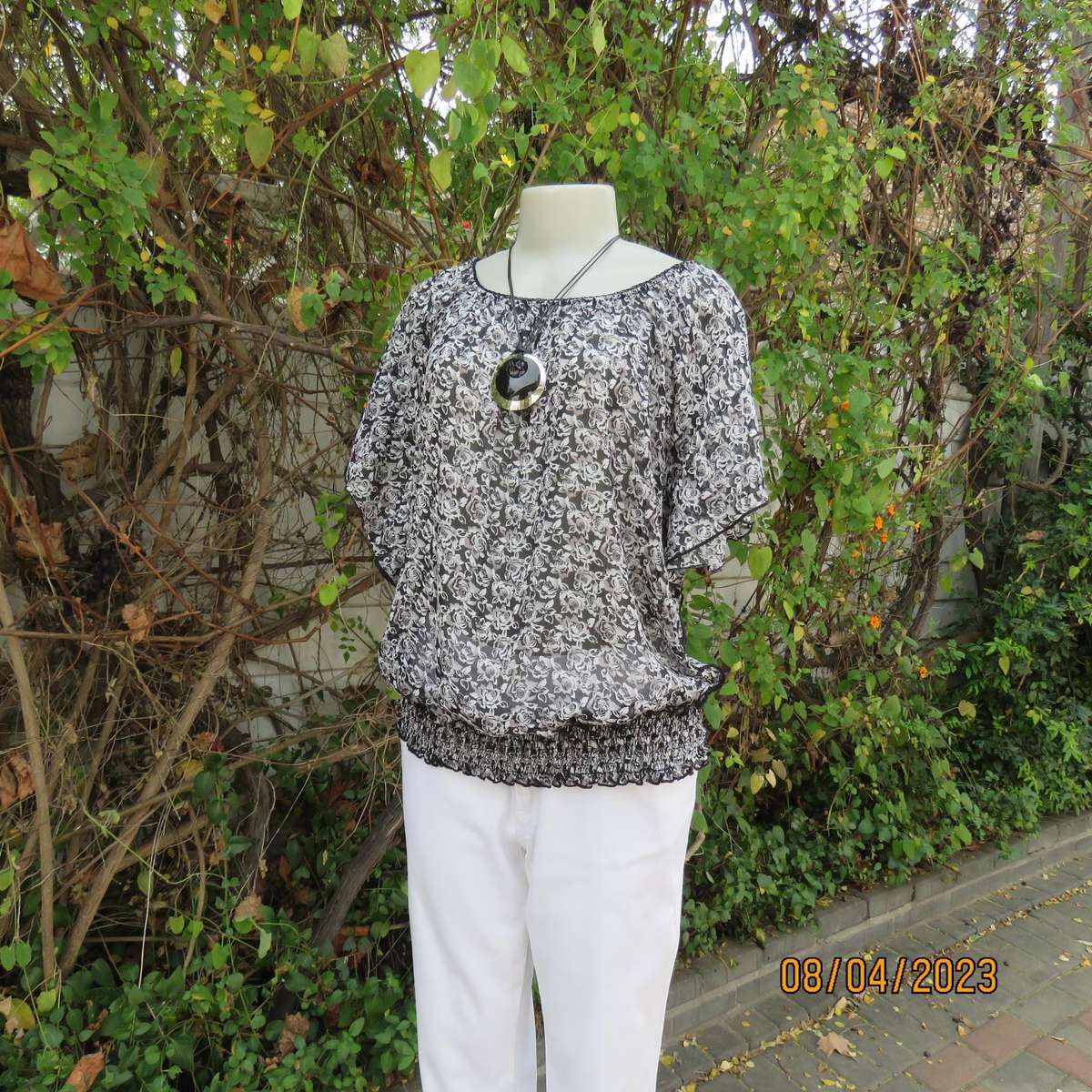 WOOLWORTHS black-white floral sheer polyester top. Wide short cut-on sleeves. Size 38