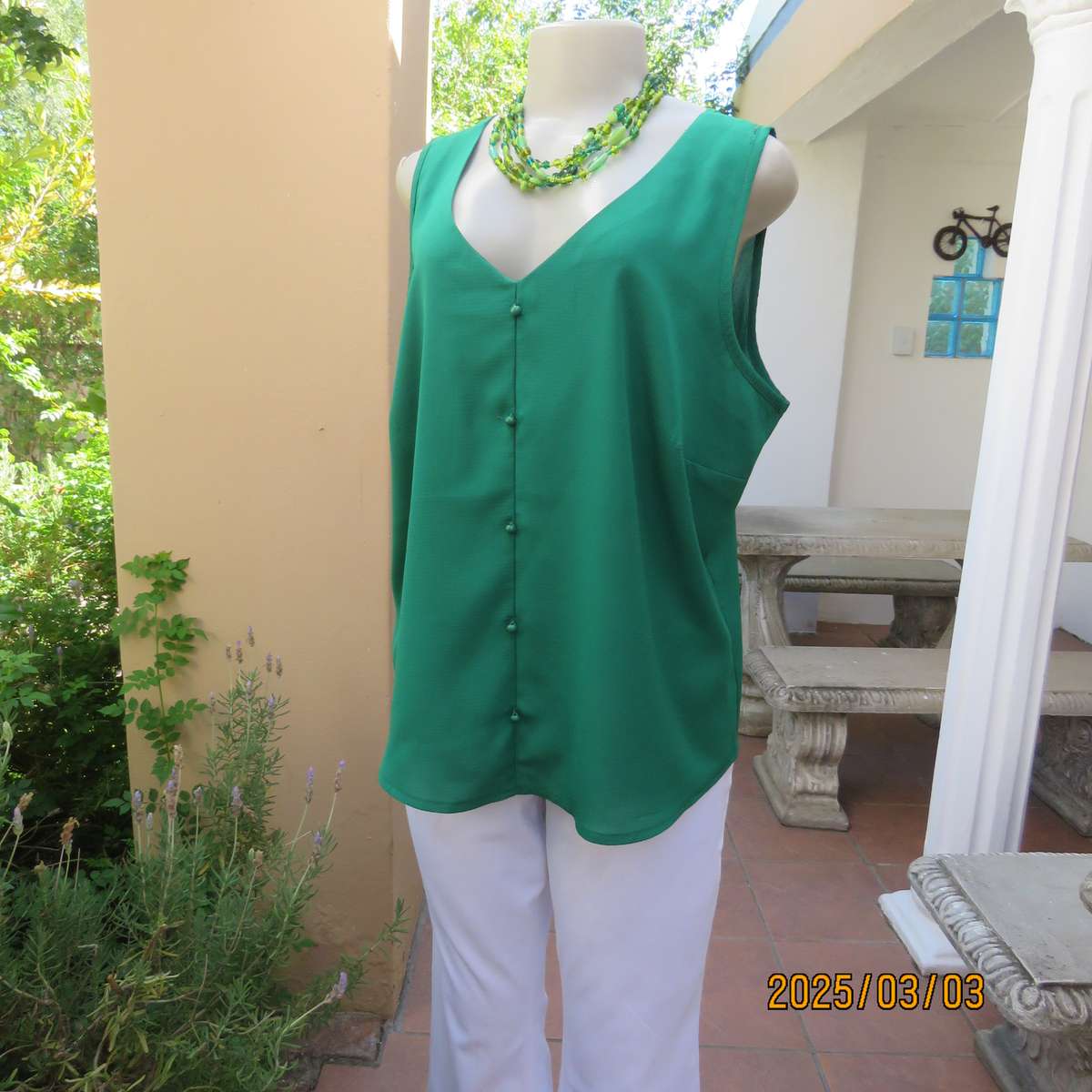 Cool grass green sleeveless V neck top size 42. In polyester. Tiny buttons on front.