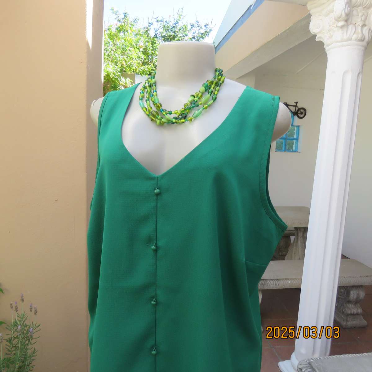 Cool grass green sleeveless V neck top size 42. In polyester. Tiny buttons on front.