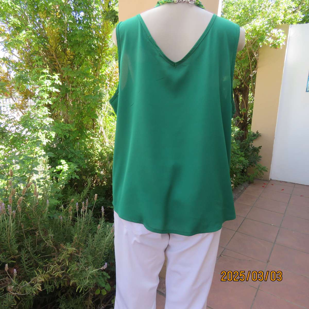 Cool grass green sleeveless V neck top size 42. In polyester. Tiny buttons on front.