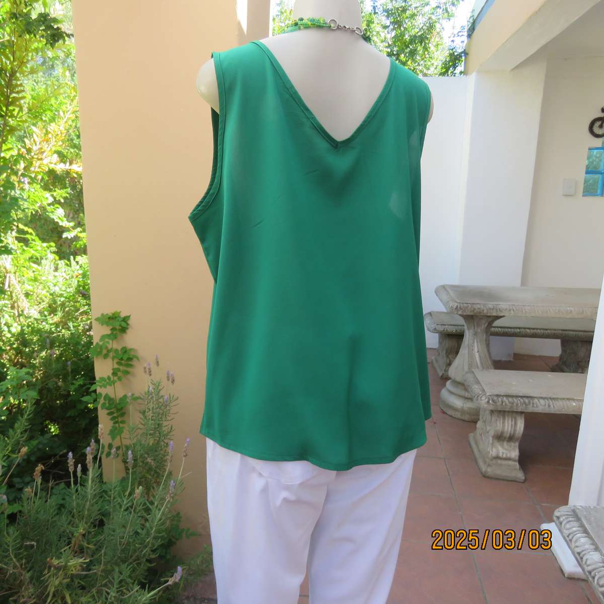 Cool grass green sleeveless V neck top size 42. In polyester. Tiny buttons on front.