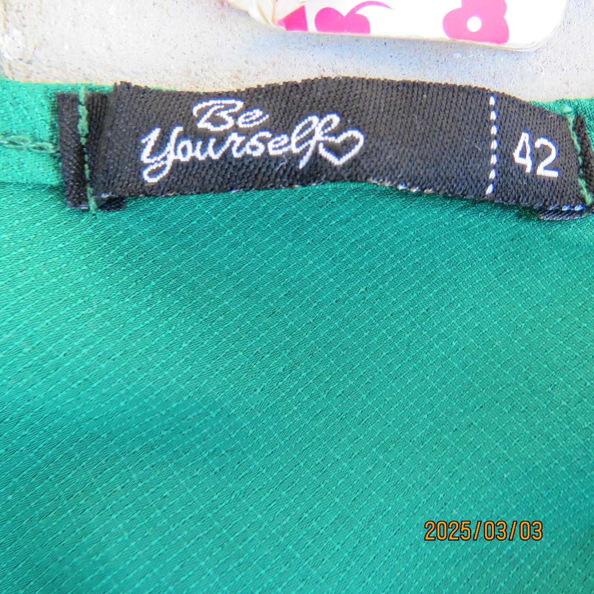 Cool grass green sleeveless V neck top size 42. In polyester. Tiny buttons on front.