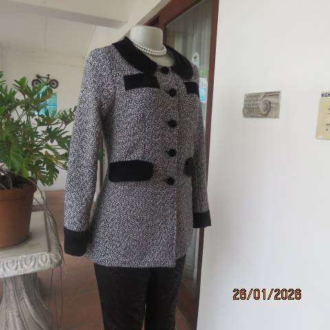 Winters woolen black-white mottled jacket with velvet collar-cuffs-dummy pockets. Size 30