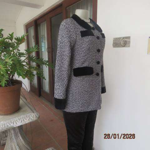 Winters woolen black-white mottled jacket with velvet collar-cuffs-dummy pockets. Size 30