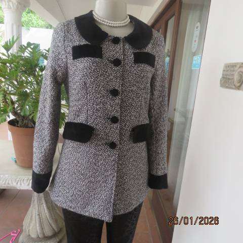 Winters woolen black-white mottled jacket with velvet collar-cuffs-dummy pockets. Size 30