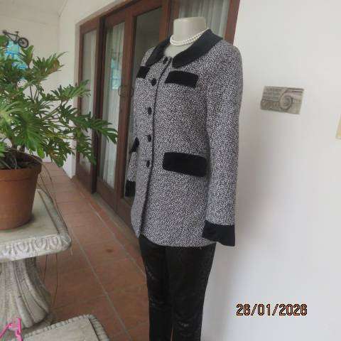Winters woolen black-white mottled jacket with velvet collar-cuffs-dummy pockets. Size 30