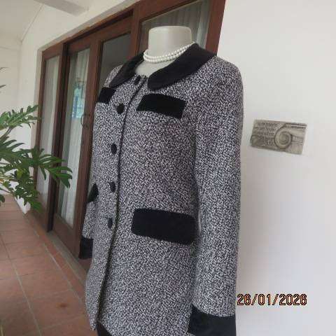 Winters woolen black-white mottled jacket with velvet collar-cuffs-dummy pockets. Size 30