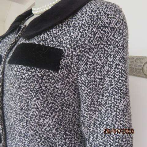 Winters woolen black-white mottled jacket with velvet collar-cuffs-dummy pockets. Size 30