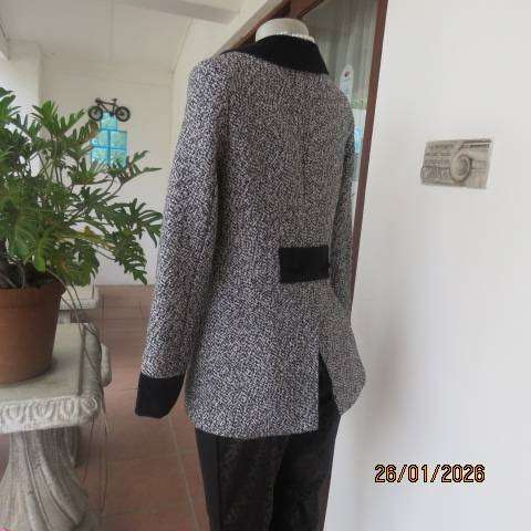 Winters woolen black-white mottled jacket with velvet collar-cuffs-dummy pockets. Size 30