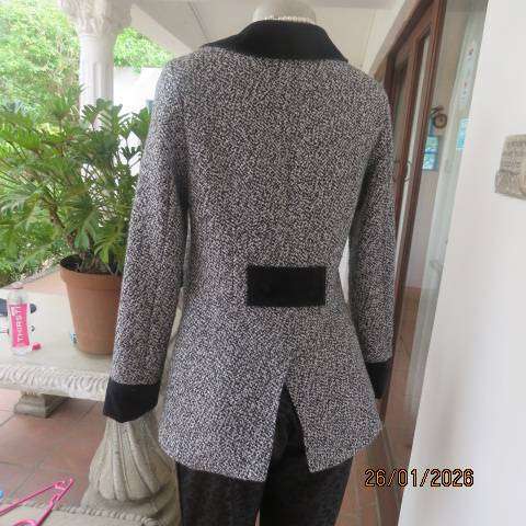 Winters woolen black-white mottled jacket with velvet collar-cuffs-dummy pockets. Size 30