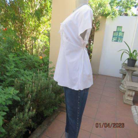 ECCENTRIC white capped sleeve slip-over cotton top with empire front and V neckline, size 40
