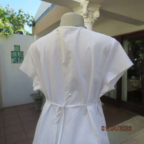 ECCENTRIC white capped sleeve slip-over cotton top with empire front and V neckline, size 40
