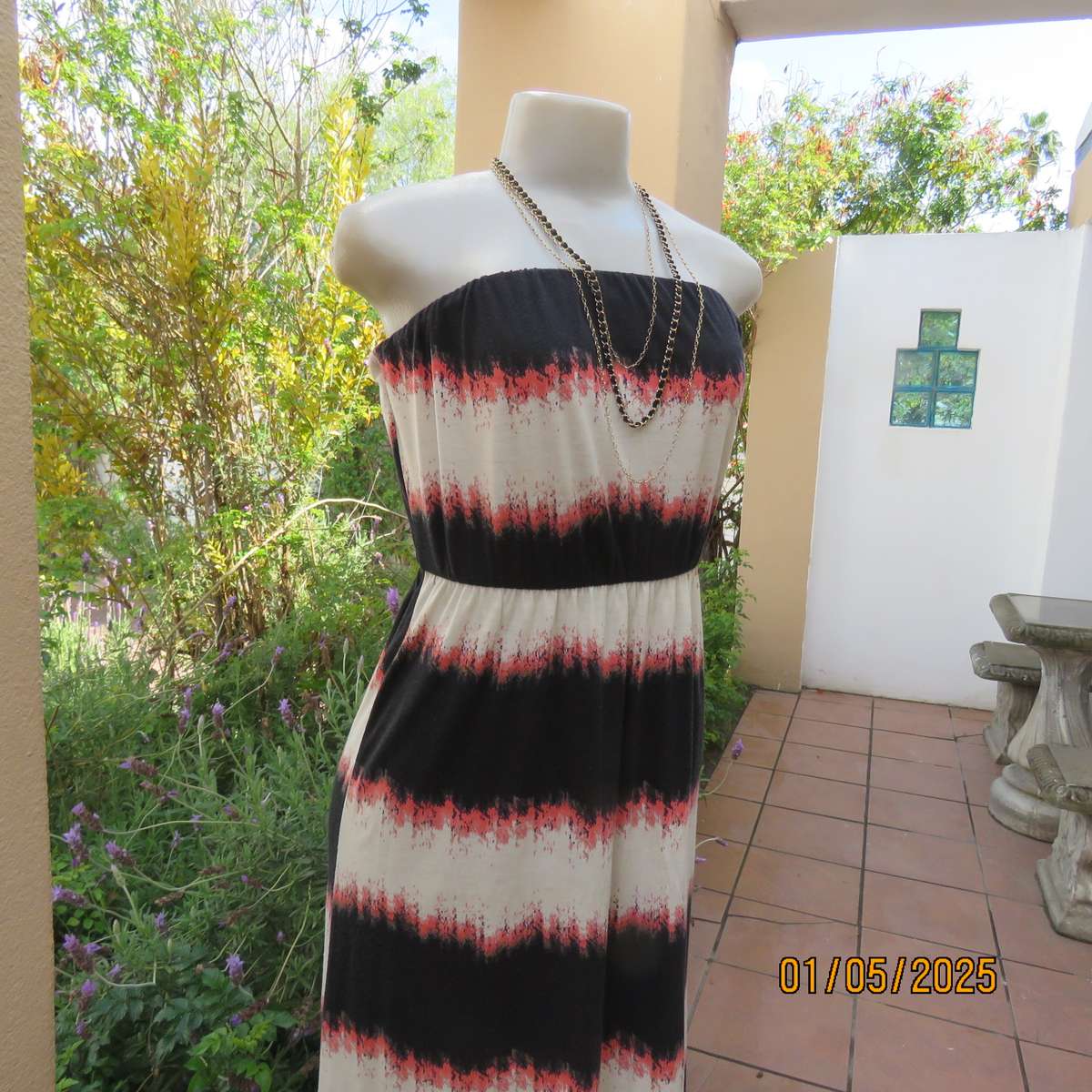 Cool strapless horizontal black-cream-crimson patterned dress in stretch polyester. Size 32.