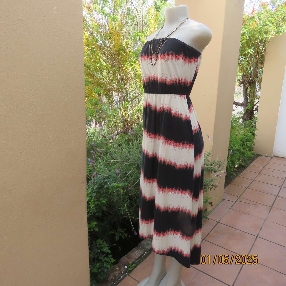 Cool strapless horizontal black-cream-crimson patterned dress in stretch polyester. Size 32.